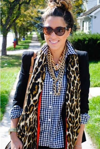 Come indossare e abbinare occhiali da sole leopardati marrone scuro quando fa caldo: Potresti indossare un blazer nero e occhiali da sole leopardati marrone scuro per un'atmosfera casual-cool.