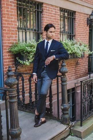 Quale stivali eleganti indossare con un blazer blu scuro: Coniuga un blazer blu scuro con una camicia elegante bianca come un vero gentiluomo. Scegli un paio di stivali eleganti per dare un tocco classico al completo.