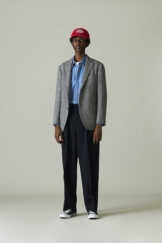 Look alla moda per uomo: Blazer di lana a righe verticali grigio, Camicia elegante in chambray azzurra, T-shirt girocollo bianca, Pantaloni eleganti neri