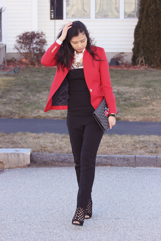 Quale stivaletti indossare con un blazer rosso per una donna di 30 anni in primavera 2025: Prova ad abbinare un blazer rosso con una tuta nera per un outfit comodo ma studiato con cura. Stivaletti sono una splendida scelta per completare il look. Un look stupendo per essere cool e trendy anche in primavera.