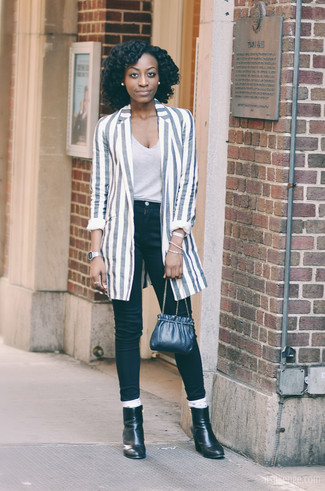 Look alla moda per donna: Blazer a righe verticali grigio, Canotta grigia, Jeans aderenti neri, Stivaletti in pelle neri