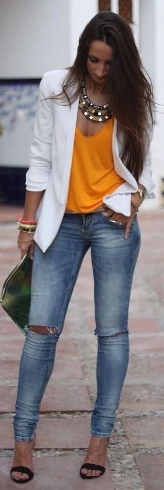 Come indossare e abbinare un blazer bianco per una donna di 30 anni in modo casual: Scegli un blazer bianco e jeans aderenti strappati blu per un look raffinato per il tempo libero. Sandali con tacco di raso neri sono una gradevolissima scelta per completare il look.