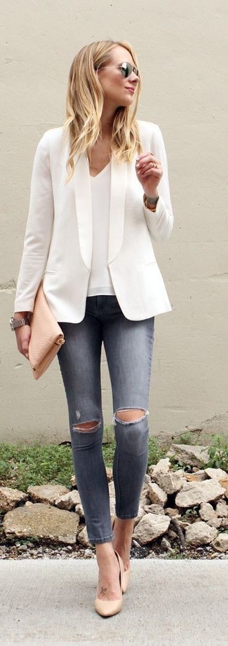 Quale blazer indossare con jeans grigio scuro: Mostra il tuo stile in un blazer con jeans grigio scuro per vestirti casual. Rifinisci questo look con un paio di décolleté in pelle beige.