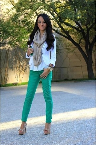 Come indossare e abbinare jeans aderenti verde menta in modo smart-casual: Scegli un blazer bianco e jeans aderenti verde menta per un look spensierato e alla moda. Rifinisci questo look con un paio di sandali con tacco in pelle scamosciata decorati beige.