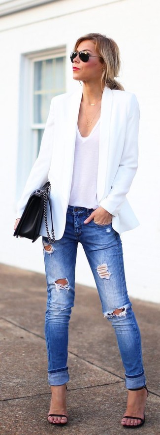 Look alla moda per donna: Blazer bianco, Canotta bianca, Jeans aderenti strappati blu, Sandali con tacco in pelle neri
