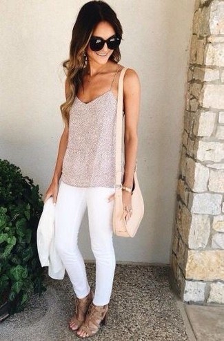 Come indossare e abbinare una borsa beige: Scegli un blazer bianco e una borsa beige per una sensazione di semplicità e spensieratezza. Sandali con tacco in pelle scamosciata beige sono una splendida scelta per completare il look.