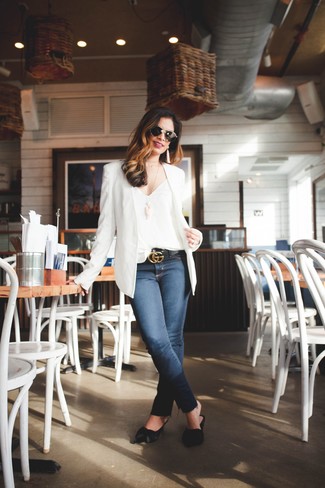 Quale jeans aderenti indossare con un blazer bianco: Abbina un blazer bianco con jeans aderenti per un outfit che si fa notare. Scegli uno stile classico per le calzature e mettiti un paio di sabot in pelle neri.