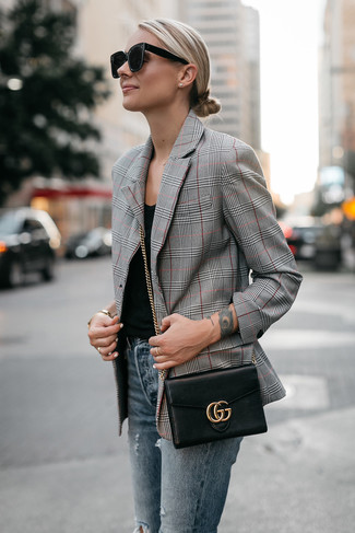 Come indossare e abbinare una borsa a tracolla in pelle nera: Abbina un blazer scozzese grigio con una borsa a tracolla in pelle nera per un outfit rilassato ma alla moda.
