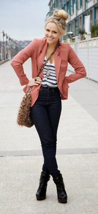 Look alla moda per donna: Blazer rosa, Canotta a righe orizzontali bianca e blu scuro, Jeans aderenti blu scuro, Stivaletti in pelle neri