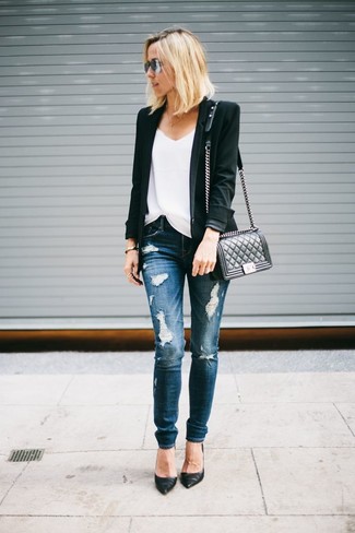 Quale jeans aderenti indossare con una canotta bianca per una donna di 30 anni: Una canotta bianca e jeans aderenti per essere spensierata e alla moda. Décolleté in pelle neri sono una splendida scelta per completare il look.