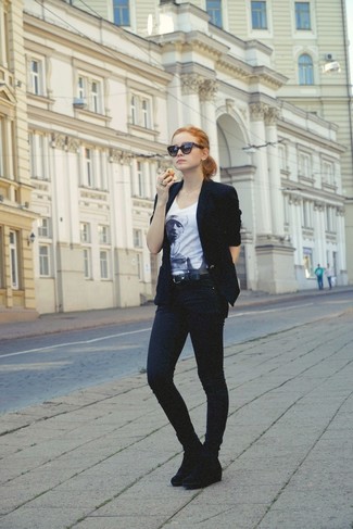 Come indossare e abbinare stivaletti con un blazer per una donna di 30 anni: Mostra il tuo stile in un blazer con jeans aderenti neri per un outfit che si fa notare. Perfeziona questo look con un paio di stivaletti.