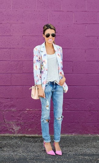 Come indossare e abbinare un blazer con jeans boyfriend: Per un outfit della massima comodità, potresti indossare un blazer e jeans boyfriend. Décolleté in pelle scamosciata rosa sono una buona scelta per completare il look.