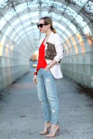 Come indossare e abbinare una pochette leopardata terracotta: Indossa un blazer bianco con una pochette leopardata terracotta per un look facile da indossare. Décolleté in pelle beige sono una validissima scelta per completare il look.