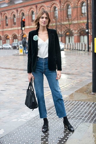Quale blazer indossare con jeans blu scuro per una donna di 30 anni in modo smart-casual: Metti un blazer e jeans blu scuro per vestirti casual. Décolleté in pelle neri sono una interessante scelta per completare il look.