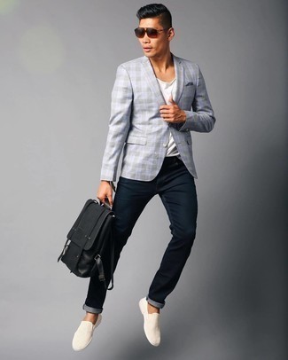 Look alla moda per uomo: Blazer scozzese azzurro, Canotta bianca, Jeans blu scuro, Sneakers senza lacci di tela beige