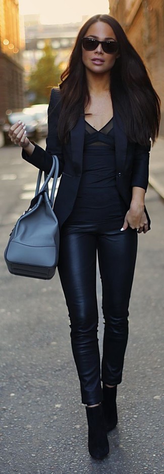 Quale leggings indossare con un blazer nero in modo casual: Punta su un blazer nero e leggings per un look raffinato. Un paio di stivaletti in pelle scamosciata neri si abbina alla perfezione a una grande varietà di outfit.