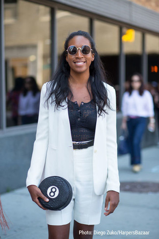 Come indossare e abbinare una pochette stampata nera e bianca per una donna di 30 anni in estate 2024: Prova a combinare un blazer bianco con una pochette stampata nera e bianca per un'atmosfera casual-cool. Ecco una magnifica idea per creare uno splendido outfit estivo.