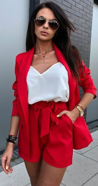 Come indossare e abbinare una canotta di seta bianca in estate 2024: Scegli una canotta di seta bianca e pantaloncini rossi per un look facile da indossare. Una eccellente idea per questa estate!