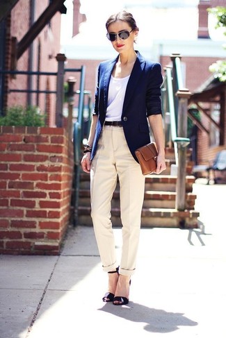 Come indossare e abbinare una pochette marrone: Vestiti con un blazer blu scuro e una pochette marrone per un look spensierato e alla moda. Sandali con tacco in pelle neri sono una valida scelta per completare il look.