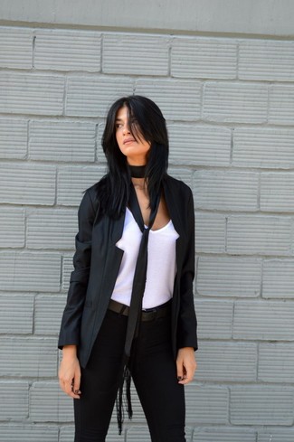 Come indossare e abbinare una cintura in pelle nera per una donna di 30 anni in modo smart-casual: Prova a combinare un blazer nero con una cintura in pelle nera per un look facile da indossare.