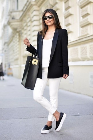 Look alla moda per donna: Blazer nero, Canotta bianca, Pantaloni skinny bianchi, Sneakers senza lacci in pelle nere