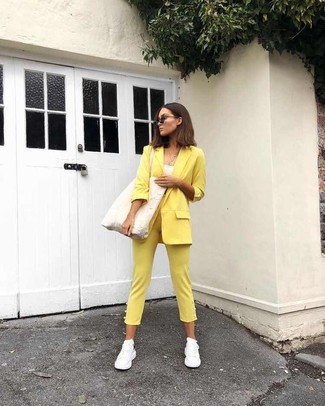 Look alla moda per donna: Blazer giallo, Canotta bianca, Pantaloni skinny gialli, Scarpe sportive bianche