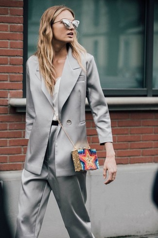 Come indossare e abbinare pantaloni argento per una donna di 20 anni: Potresti combinare un blazer di raso grigio con pantaloni argento per un outfit comodo ma studiato con cura.