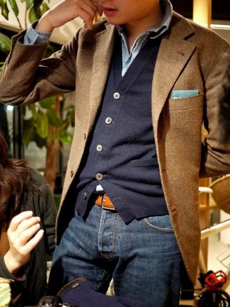 Come indossare e abbinare un blazer marrone scuro con jeans blu in modo smart-casual: Metti un blazer marrone scuro e jeans blu per un look elegante ma non troppo appariscente.
