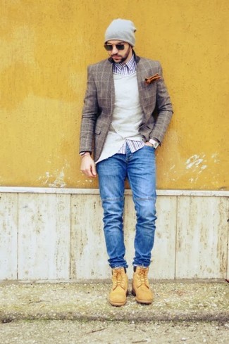 Quale blazer indossare con un cardigan beige in modo casual: Indossa un blazer con un cardigan beige per creare un look smart casual. Scegli uno stile casual per le calzature con un paio di stivali da lavoro in pelle scamosciata marrone chiaro.