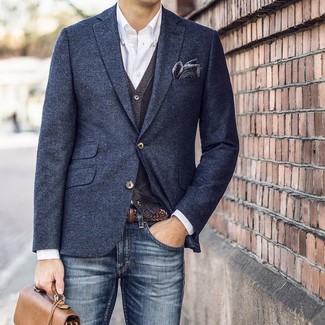Come indossare e abbinare un blazer blu scuro con un cardigan grigio scuro: Coniuga un blazer blu scuro con un cardigan grigio scuro per un abbigliamento elegante ma casual.