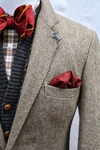 Come indossare e abbinare un blazer di lana marrone scuro in modo smart-casual: Combina un blazer di lana marrone scuro con un cardigan lavorato a maglia grigio scuro per creare un look smart casual.