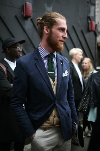 Come indossare e abbinare una cravatta verde oliva per un uomo di 30 anni in modo smart-casual: Punta su un blazer blu scuro e una cravatta verde oliva per una silhouette classica e raffinata