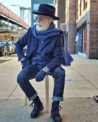 Come indossare e abbinare una sciarpa per un uomo di 50 anni: Coniuga un blazer blu scuro con una sciarpa per un'atmosfera casual-cool. Calza un paio di stivali casual in pelle scamosciata blu scuro per dare un tocco classico al completo.