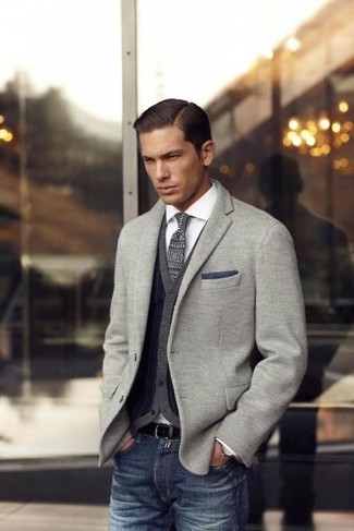 Come indossare e abbinare una cravatta argento in modo smart-casual: Punta su un blazer lavorato a maglia grigio e una cravatta argento per una silhouette classica e raffinata