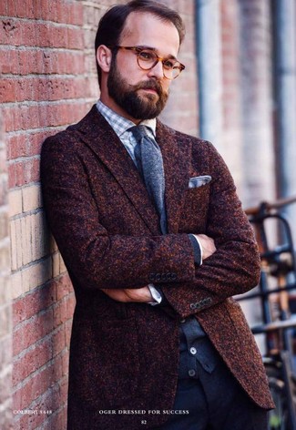 Come indossare e abbinare una cravatta di lana grigia in modo smart-casual: Indossa un blazer di lana marrone scuro e una cravatta di lana grigia per una silhouette classica e raffinata