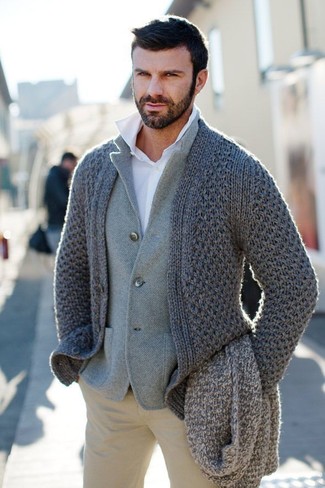 Come indossare e abbinare un blazer lavorato a maglia per un uomo di 30 anni in modo smart-casual: Prova ad abbinare un blazer lavorato a maglia con chino beige per un look davvero alla moda.