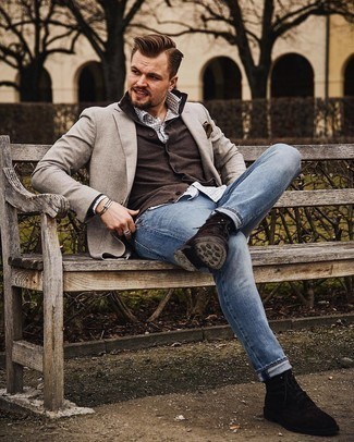 Quale blazer indossare con jeans blu: Opta per un blazer e jeans blu per un look davvero alla moda. Stivali casual in pelle scamosciata marrone scuro sono una valida scelta per completare il look.