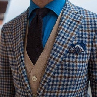 Come indossare e abbinare un cardigan beige in autunno 2024: Prova ad abbinare un cardigan beige con un blazer a quadretti blu per creare un look smart casual. Una fantastica scelta per essere cool e alla moda anche in autunno.