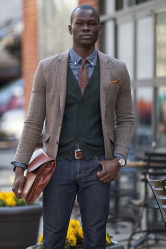Come indossare e abbinare una cravatta stampata bordeaux in modo smart-casual: Vestiti con un blazer di lana marrone e una cravatta stampata bordeaux per una silhouette classica e raffinata
