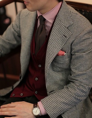 Look alla moda per uomo: Blazer con motivo pied de poule bianco e nero, Cardigan bordeaux, Camicia elegante a righe verticali bianca e rossa, Chino verde oliva