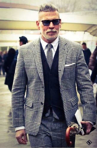 Come indossare e abbinare un blazer argento per un uomo di 50 anni: Potresti indossare un blazer argento e pantaloni eleganti con motivo pied de poule grigi per un look elegante e alla moda.