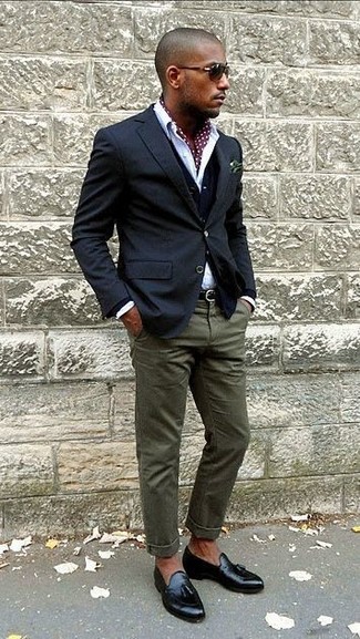 Come indossare e abbinare una sciarpa di seta bordeaux: Potresti indossare un blazer blu scuro e una sciarpa di seta bordeaux per un look perfetto per il weekend. Calza un paio di mocassini con nappine in pelle neri per dare un tocco classico al completo.