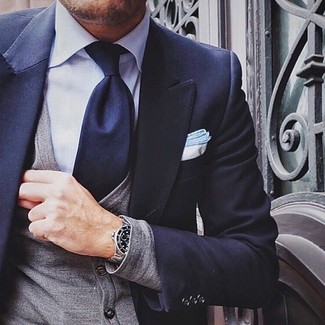 Quale camicia elegante indossare con un blazer blu scuro e bianco in autunno 2024: Indossa un blazer blu scuro e bianco con una camicia elegante per una silhouette classica e raffinata Una buona idea per un look autunnale!