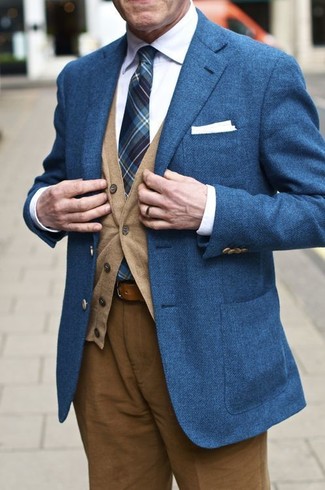 Quale blazer indossare con un cardigan beige per un uomo di 60 anni: Scegli un blazer e un cardigan beige per un abbigliamento elegante ma casual.