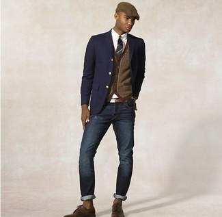 Quale scarpe derby indossare con jeans blu scuro: Scegli un outfit composto da un blazer blu scuro e jeans blu scuro, perfetto per il lavoro. Opta per un paio di scarpe derby per un tocco virile.