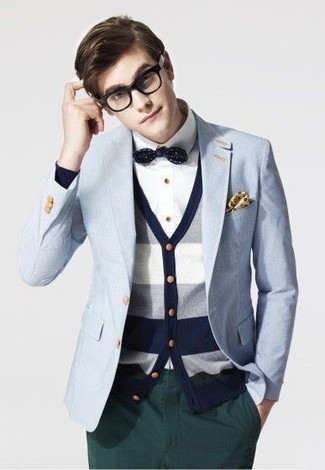 Come indossare e abbinare un papillon blu per un uomo di 20 anni in modo smart-casual: Mostra il tuo stile in un blazer azzurro con un papillon blu per un look perfetto per il weekend.