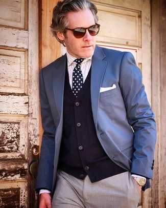 Come indossare e abbinare una cravatta a pois blu per un uomo di 50 anni: Coniuga un blazer blu con una cravatta a pois blu come un vero gentiluomo.