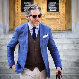 Come indossare e abbinare un cardigan marrone scuro per un uomo di 50 anni in modo formale: Combina un cardigan marrone scuro con pantaloni eleganti beige come un vero gentiluomo.