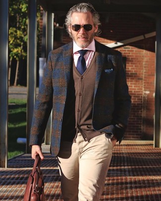 Quale blazer indossare con un cardigan marrone per un uomo di 40 anni in autunno 2024: Coniuga un blazer con un cardigan marrone per un look elegante ma non troppo appariscente. Una magnifica scelta per l’autunno!