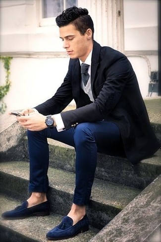 Come indossare e abbinare una cravatta di lana grigia in modo smart-casual: Coniuga un blazer nero con una cravatta di lana grigia per essere sofisticato e di classe. Completa questo look con un paio di mocassini con nappine in pelle scamosciata blu scuro.